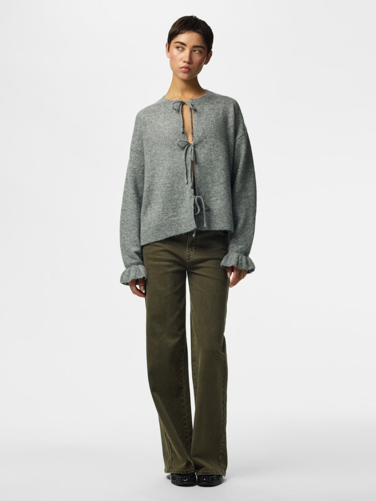 PCSALLY Cardigan réversible à nouer et poignets volantés — Pieces — Medium Grey Melange — porté 2 | Appart 17 Bruxelles