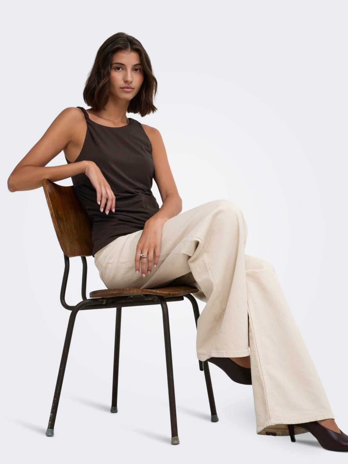 JDYMISTY Top sans manches drapé à encolure asymétrique — JDY — Chocolate Plum — porté, assise 5 | Appart 17 Bruxelles