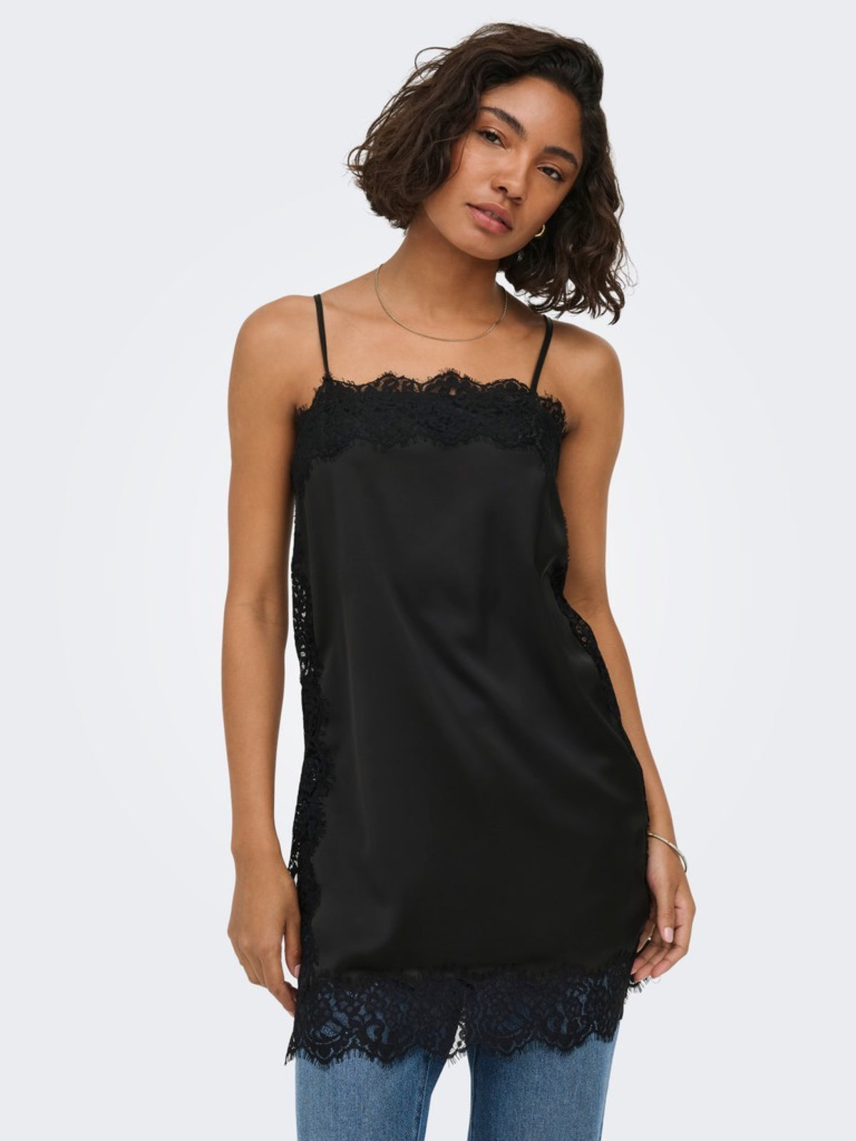 JDYALANA Caraco long satiné à bordures dentelle — JDY — Black — porté, buste 2 | Appart 17 Bruxelles