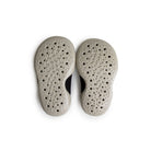 Chaussons-chaussettes Pingouin endormi, bleu et blanc — Collégien — Pingouin — semelles vues de dessous : picots antidérapants et perforations 2 | Appart 17 Bruxelles