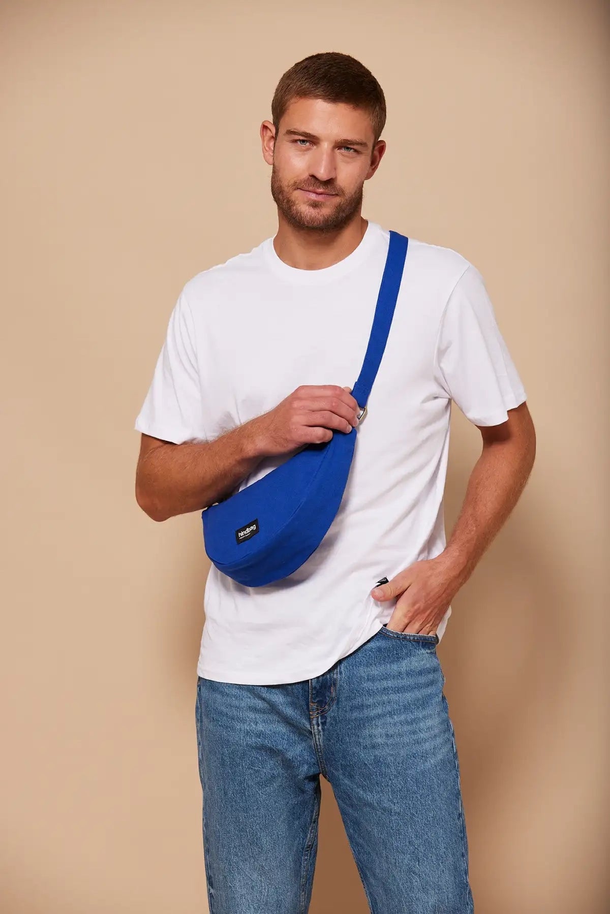 Hindbag Andrea Sac banane demi-lune en coton bio — Hindbag — Bleu électrique — porté, vue 2 2 | Appart 17 Bruxelles