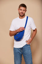 Hindbag Andrea Sac banane demi-lune en coton bio — Hindbag — Bleu électrique — porté, vue 2 2 | Appart 17 Bruxelles