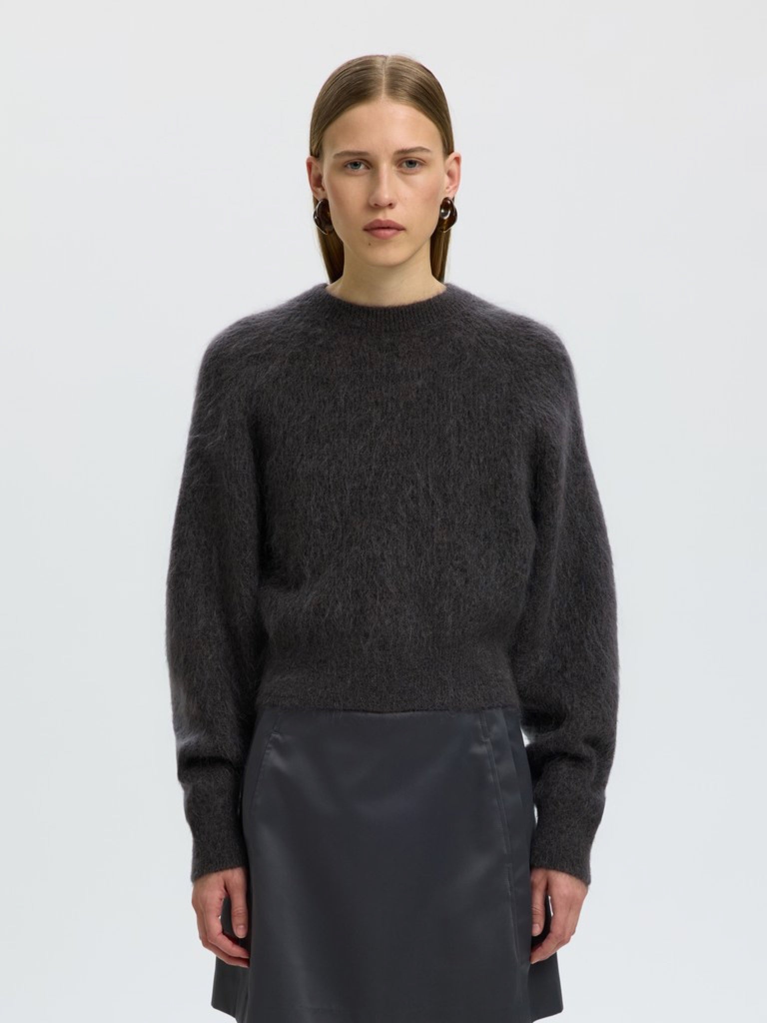 SLWMIRA Pull court en mohair col rond, épaules tombantes — Selected Femme — Asphalt — porté | Appart 17 Bruxelles