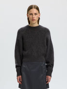 SLWMIRA Pull court en mohair col rond, épaules tombantes — Selected Femme — Asphalt — porté | Appart 17 Bruxelles