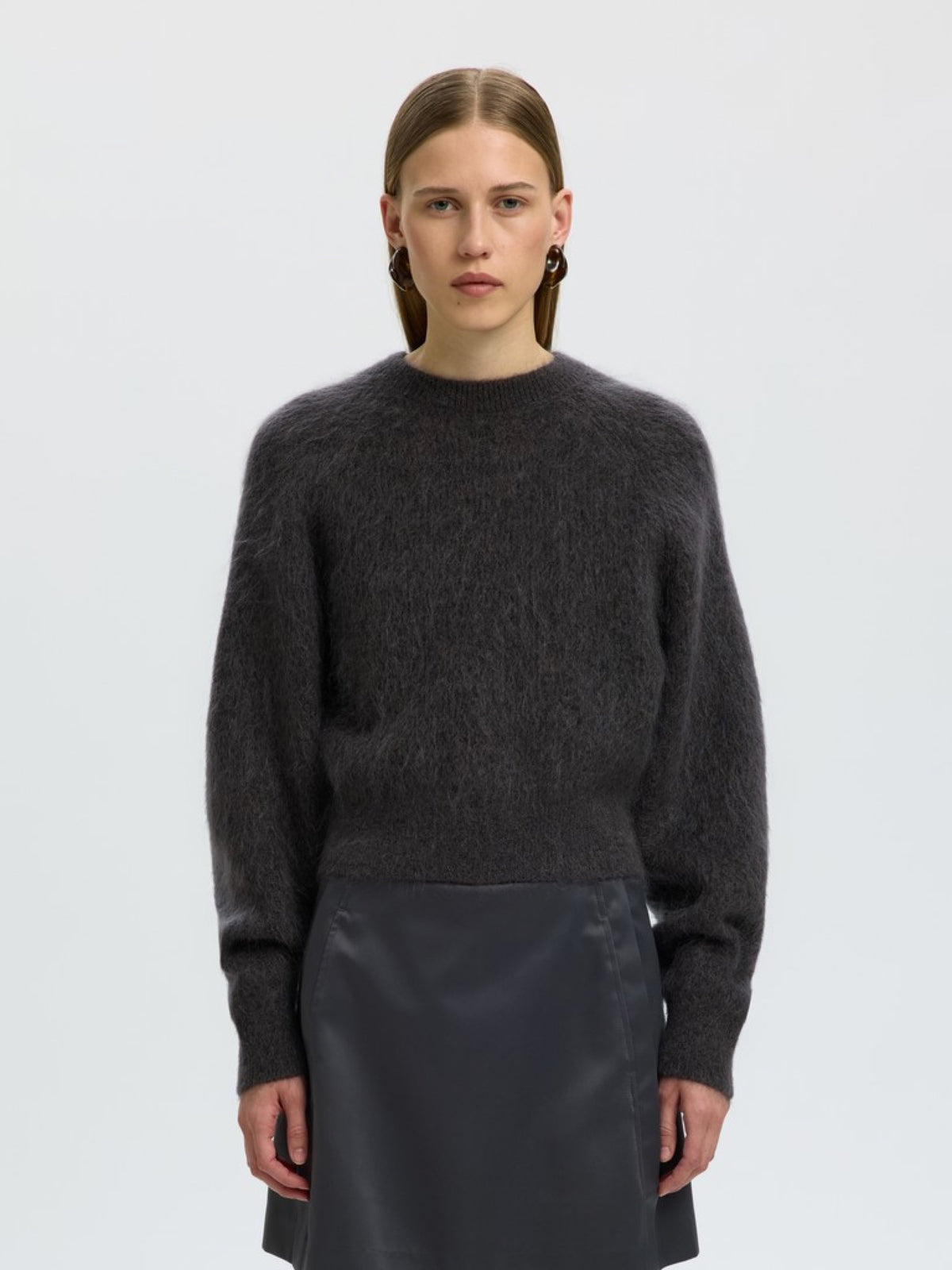 SLWMIRA Pull court en mohair col rond, épaules tombantes — Selected Femme — Asphalt — porté | Appart 17 Bruxelles