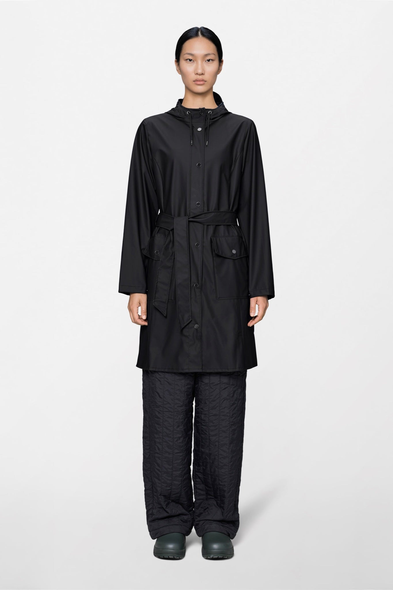 Curve Long Jacket W3 Imperméable long légèrement cintré à capuche — Rains — Black — porté, vue de face | Appart 17 Bruxelles