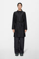 Curve Long Jacket W3 Imperméable long légèrement cintré à capuche — Rains — Black — porté, vue de face | Appart 17 Bruxelles