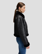 AVIATOR Blouson aviateur court femme effet cuir, col en peluche à boucle — Lee — Black — porté, de profil 3 | Appart 17 Bruxelles