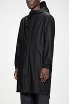 Fishtail Parka W3 — Rains — Black — porté, détail | Appart 17 Bruxelles