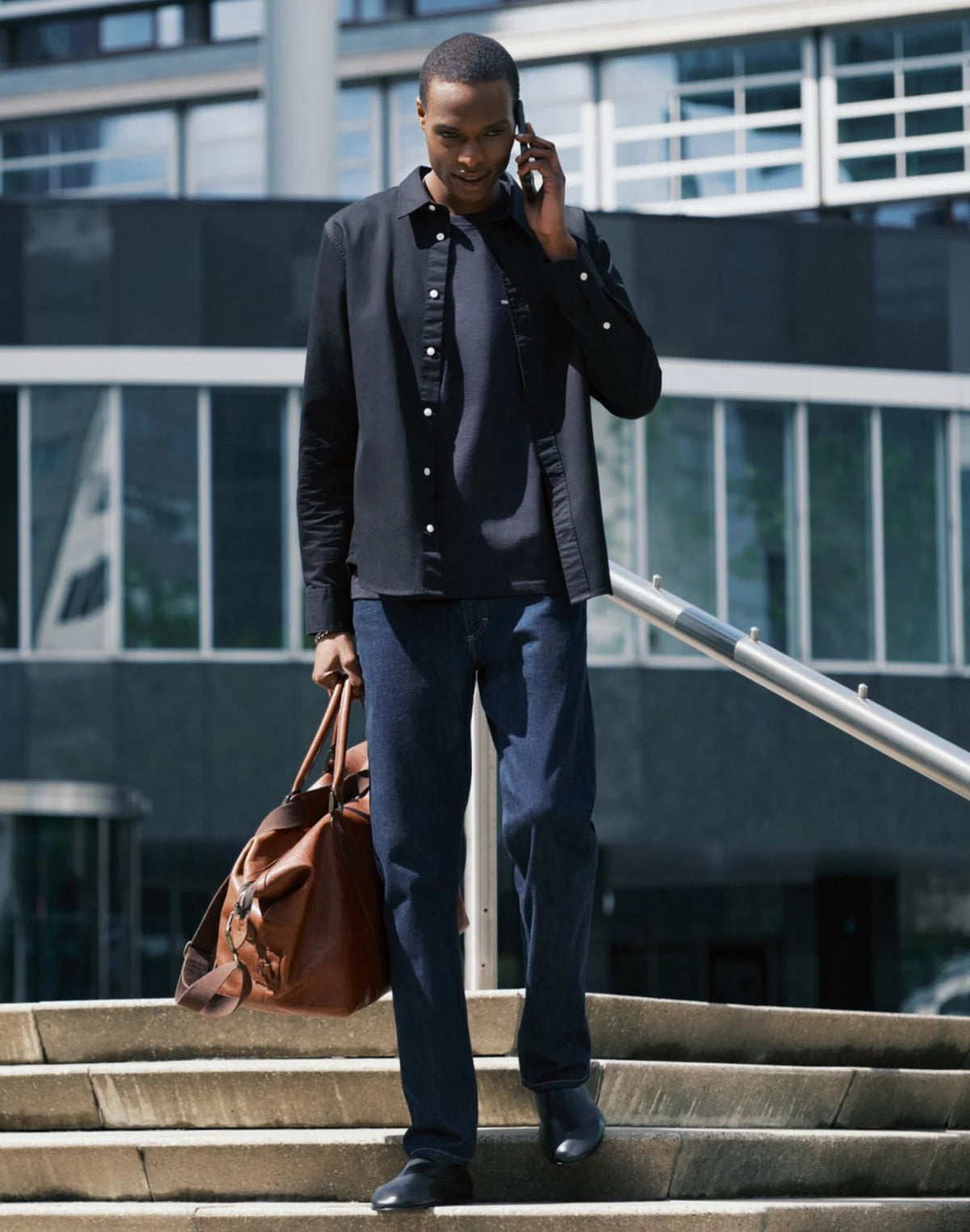 DAVID Jean regular tapered en denim selvedge 13,25 oz — Lee — Xion — porté, en situation 5 | Appart 17 Bruxelles