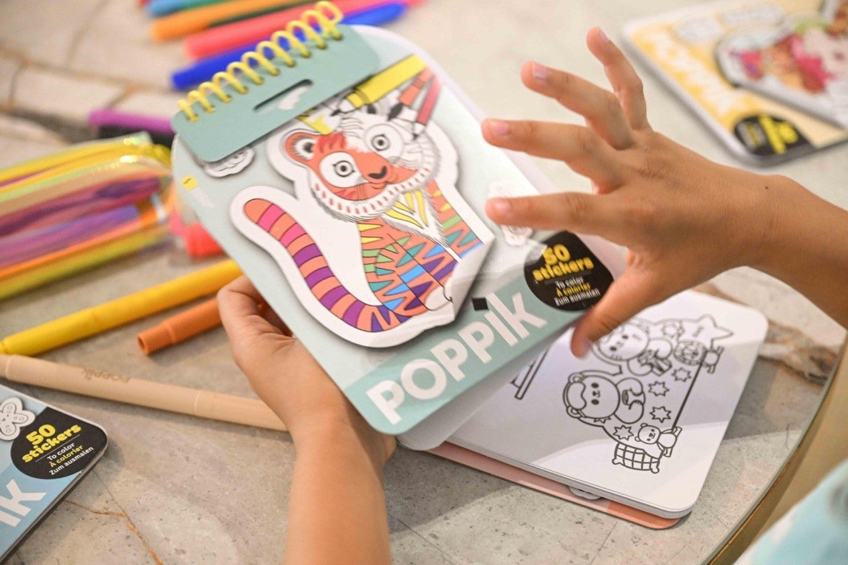 Carnet Poppik Les animaux protégés — enfant qui colorie les stickers | Appart 17 Bruxelles