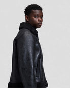 AVIATOR Blouson aviateur homme effet cuir, col chemise en sherpa — Lee — Black — porté, de profil, buste 4 | Appart 17 Bruxelles