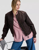 RELAXED BOMBER Blouson en nylon mi-brillant, doublure matelassée — Lee — Chocolate Torte — porté ouvert, intérieur matelassé visible 5 | Appart 17 Bruxelles