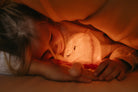 Veilleuse peluche douce rechargeable — AP Junior — Colette méduse magnolia — autre vue 2 | Appart 17 Bruxelles