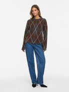 VIARGYLE Pull col rond en jacquard argyle — VILA — Dark Grey Melange — porté 2 | Appart 17 Bruxelles