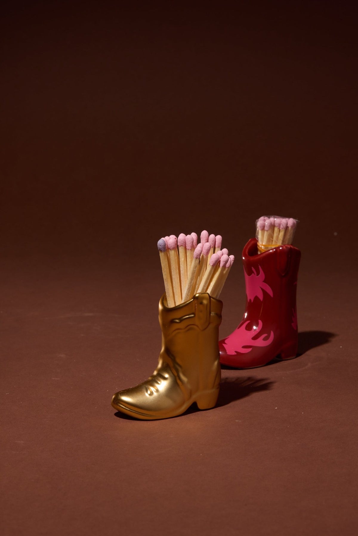 Paddywax Nashville Botte de cowboy en céramique porte-allumettes + 25 allumettes — Paddywax — Rouge & rose — en situation 4 | Appart 17 Bruxelles