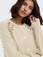 JDYZOEY ELLA Cardigan en maille à surpiqûres contrastées — JDY — Oatmeal — porté, détail épaule 4 | Appart 17 Bruxelles