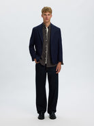 SLMCOLE-JAY Chemise regular en coton bio à micro-carreaux — Selected Homme — Dark Sapphire Checks — porté, sous un blazer 4 | Appart 17 Bruxelles