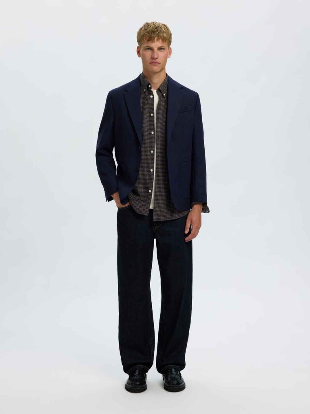 SLMCOLE-JAY Chemise regular en coton bio à micro-carreaux — Selected Homme — Dark Sapphire Checks — porté, sous un blazer 4 | Appart 17 Bruxelles