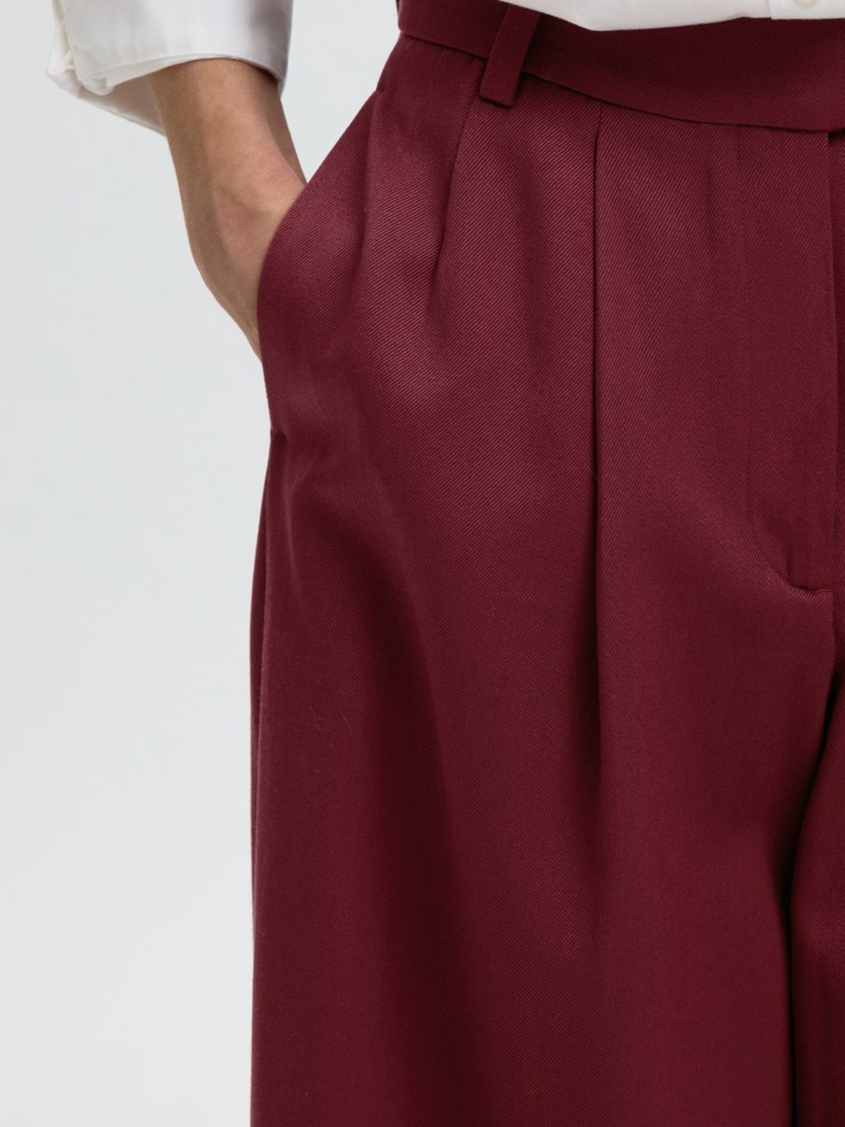 Selected Femme SLWTHILDE Pantalon extra large taille haute en laine et coton — Selected Femme — Tawny Port — porté, détail pinces 5 | Appart 17 Bruxelles
