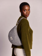 Hindbag Andrea Sac demi-lune d'hiver, velours, tartan ou effet laine — Hindbag — Effet laine granite — porté 2 | Appart 17 Bruxelles