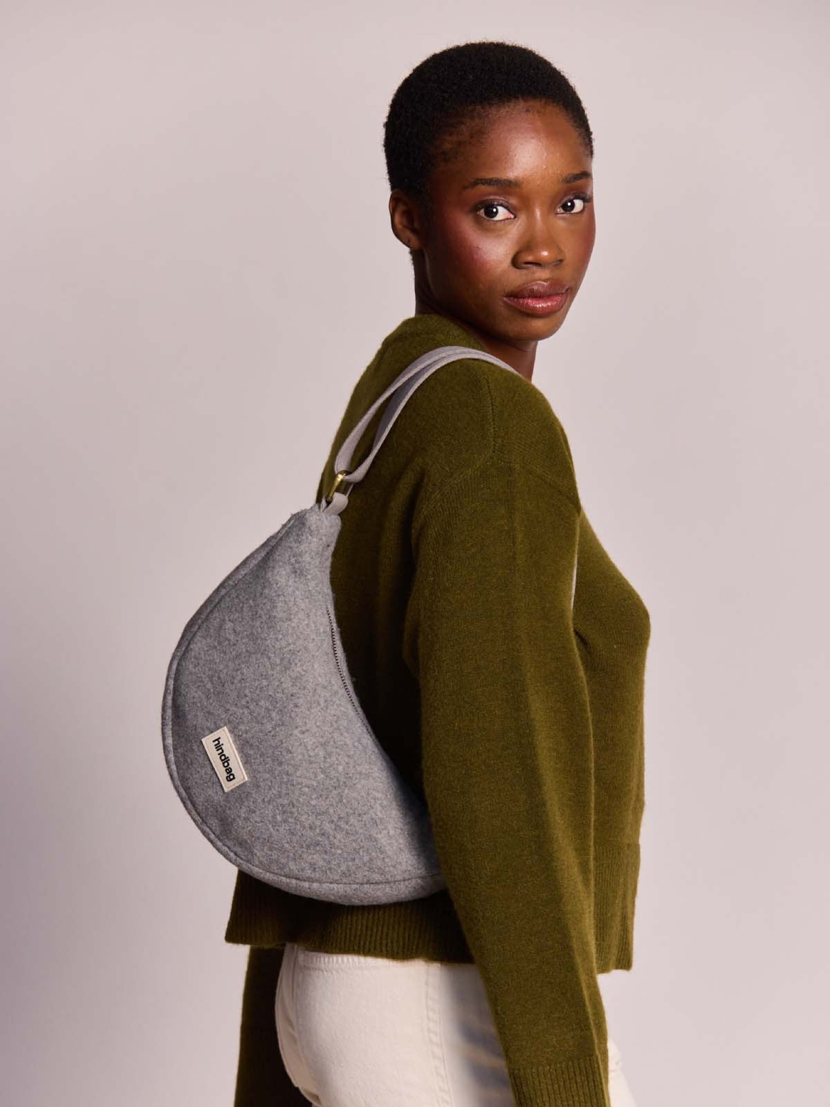 Hindbag Andrea Sac demi-lune d'hiver, velours, tartan ou effet laine — Hindbag — Effet laine granite — porté 2 | Appart 17 Bruxelles