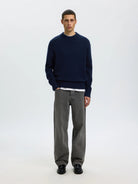 CALLE Pull laine & cachemire — Selected Homme — Navy Blazer — porté en pied | Appart 17 Bruxelles