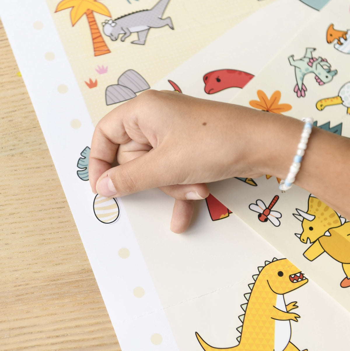 Poster créatif Poppik Dinosaures — enfant qui colle les stickers | Appart 17 Bruxelles