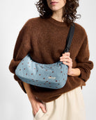 POLKA Sac bandoulière matelassé en polyester recyclé — Wouf — Polka — porté, détail 3 | Appart 17 Bruxelles