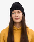 Colorful Standard Merino Wool Beanie Bonnet laine mérinos recyclée — Colorful Standard — Deep Black — porté, vue de face | Appart 17 Bruxelles