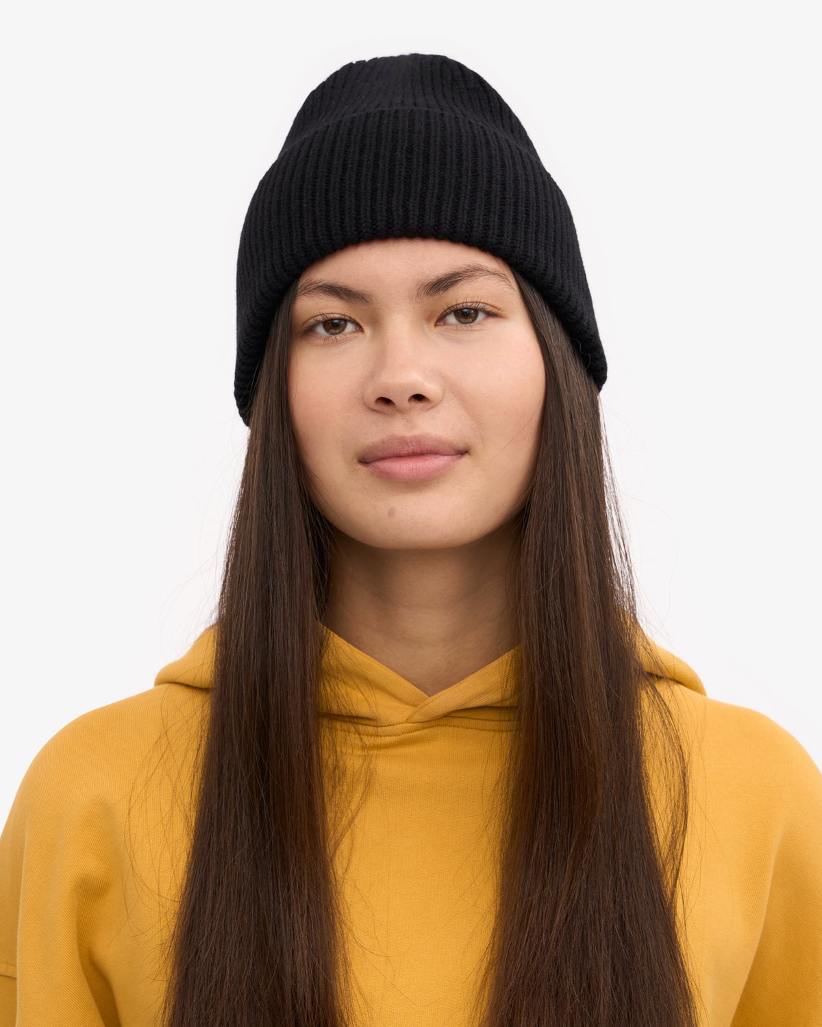 Colorful Standard Merino Wool Beanie Bonnet laine mérinos recyclée — Colorful Standard — Deep Black — porté, vue de face | Appart 17 Bruxelles