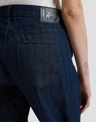 BALLOON Jean coupe ballon taille mi-haute en denim et lyocell — Lee — Hickory Rinse — détail de la ceinture 6 | Appart 17 Bruxelles