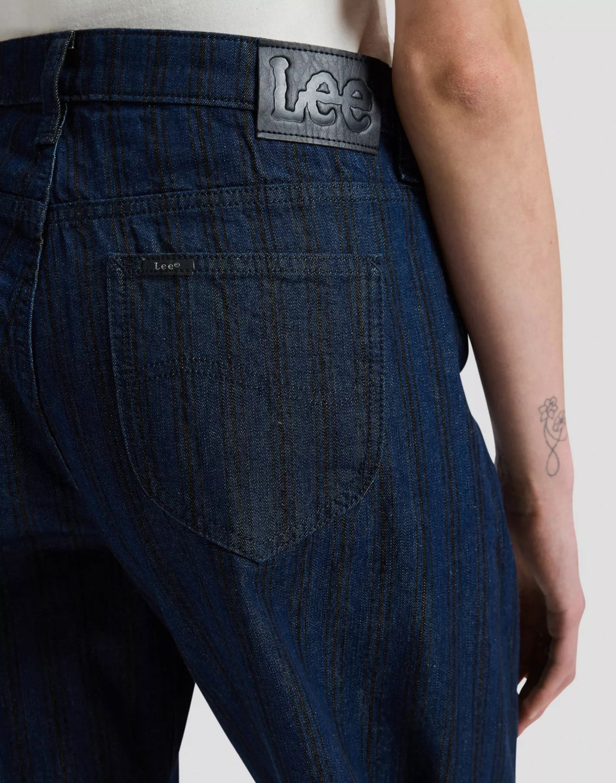 BALLOON Jean coupe ballon taille mi-haute en denim et lyocell — Lee — Hickory Rinse — détail de la ceinture 6 | Appart 17 Bruxelles