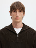 SLMPIM Pull demi-zip en coton bio, col montant — Selected Homme — Delicioso — porté, détail du col zippé | Appart 17 Bruxelles
