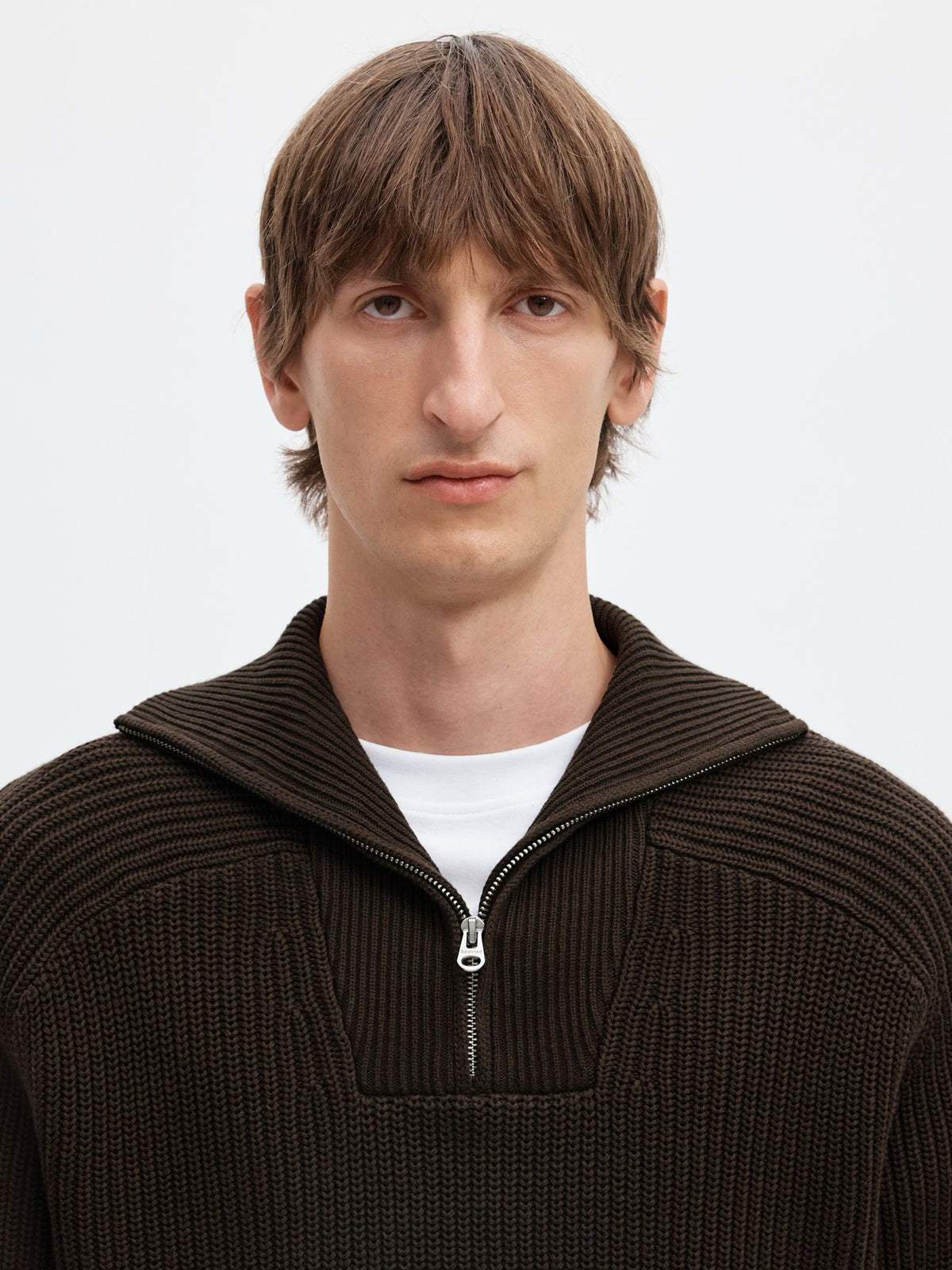 SLMPIM Pull demi-zip en coton bio, col montant — Selected Homme — Delicioso — porté, détail du col zippé | Appart 17 Bruxelles