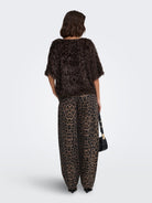JDYBAY Pantalon barrel léopard taille haute — JDY — Fossil Leo — porté, de dos 3 | Appart 17 Bruxelles