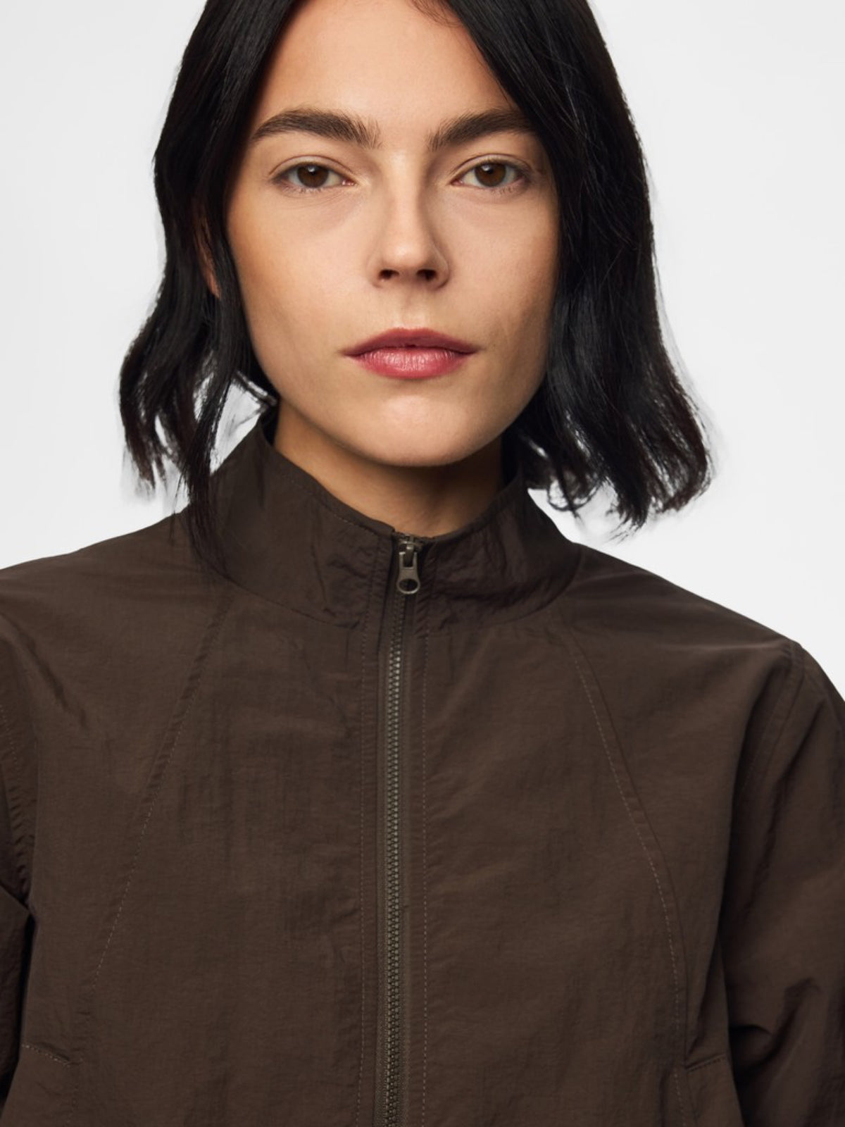 PCJABINA Blouson court zippé col montant à cordons — Pieces — Delicioso — porté 6 | Appart 17 Bruxelles