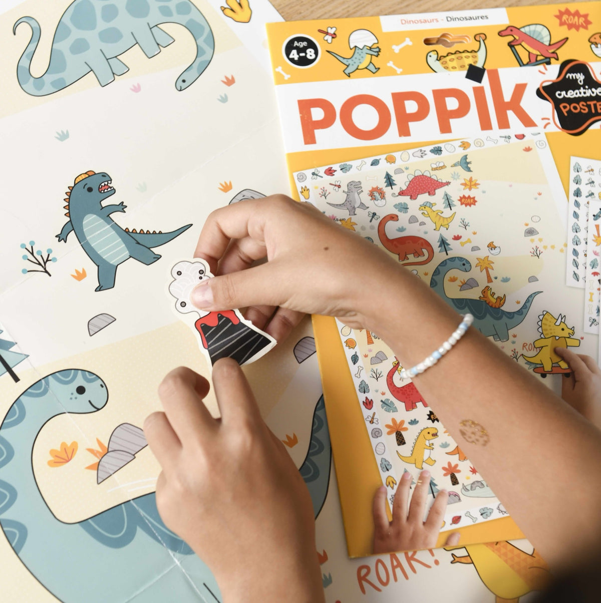 Poster créatif Poppik Dinosaures — stickers en cours de collage | Appart 17 Bruxelles