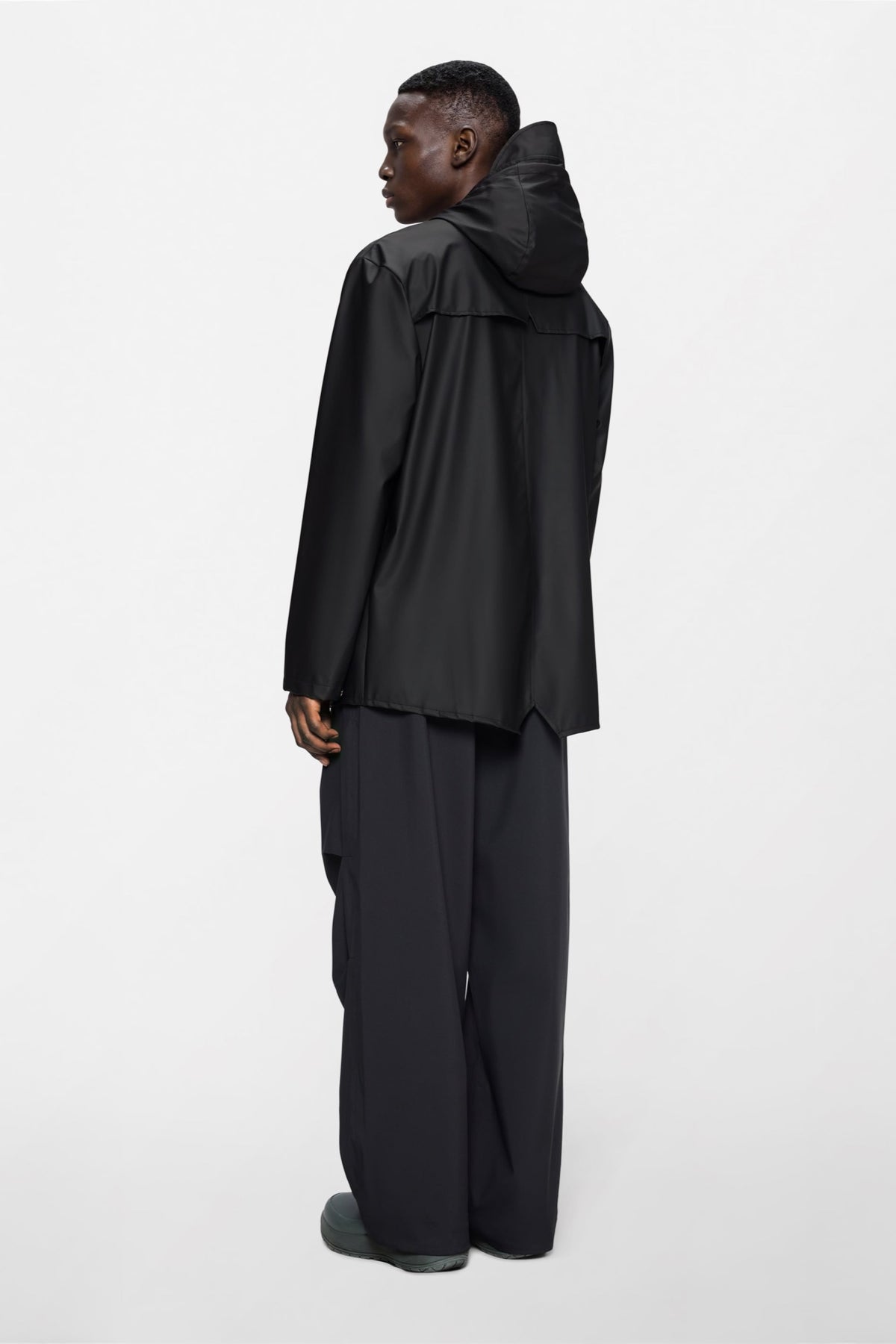 Jacket W3 Imperméable unisex — Rains — Black — porté, vue de dos | Appart 17 Bruxelles