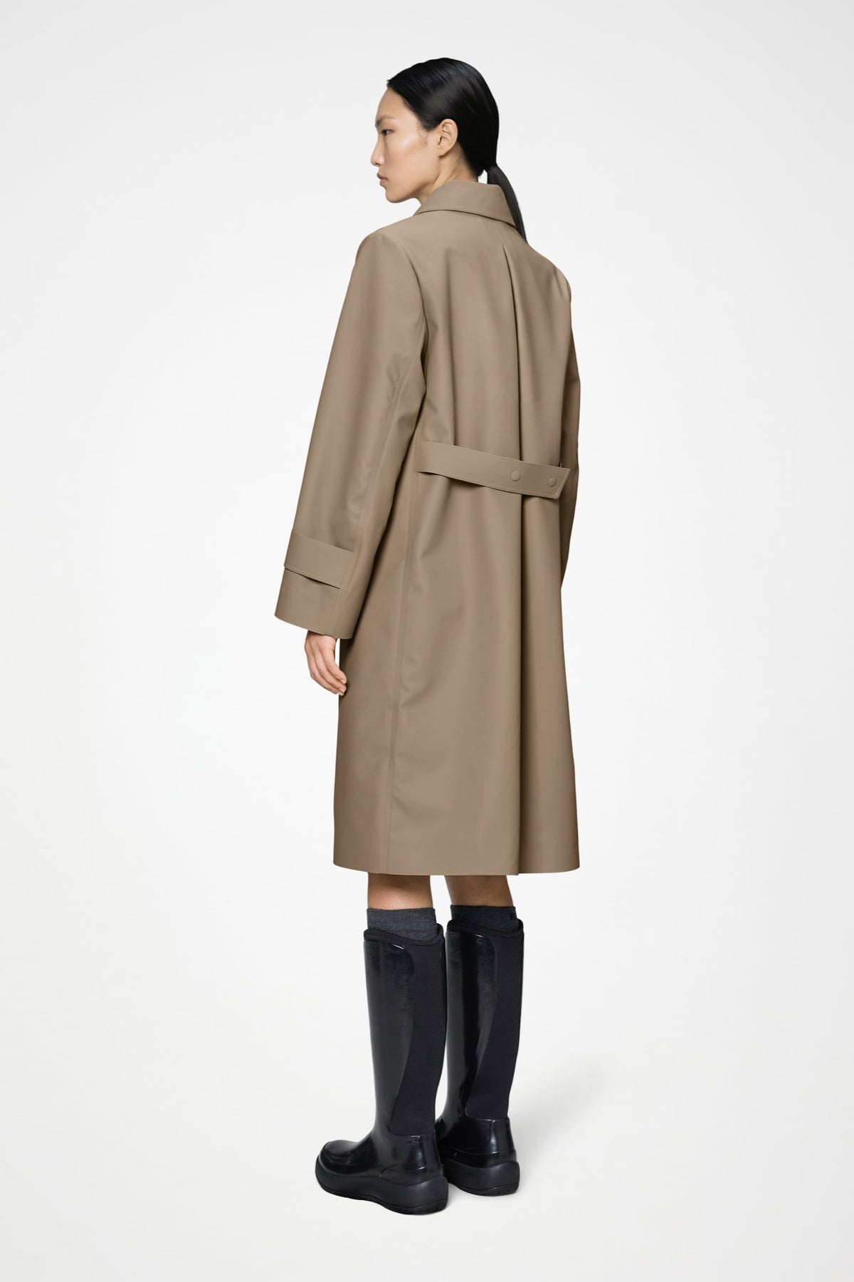 Rains NARA Long W Jacket Imperméable long cintré à capuche amovible — Rains — Beige — porté, vue de dos 2 | Appart 17 Bruxelles