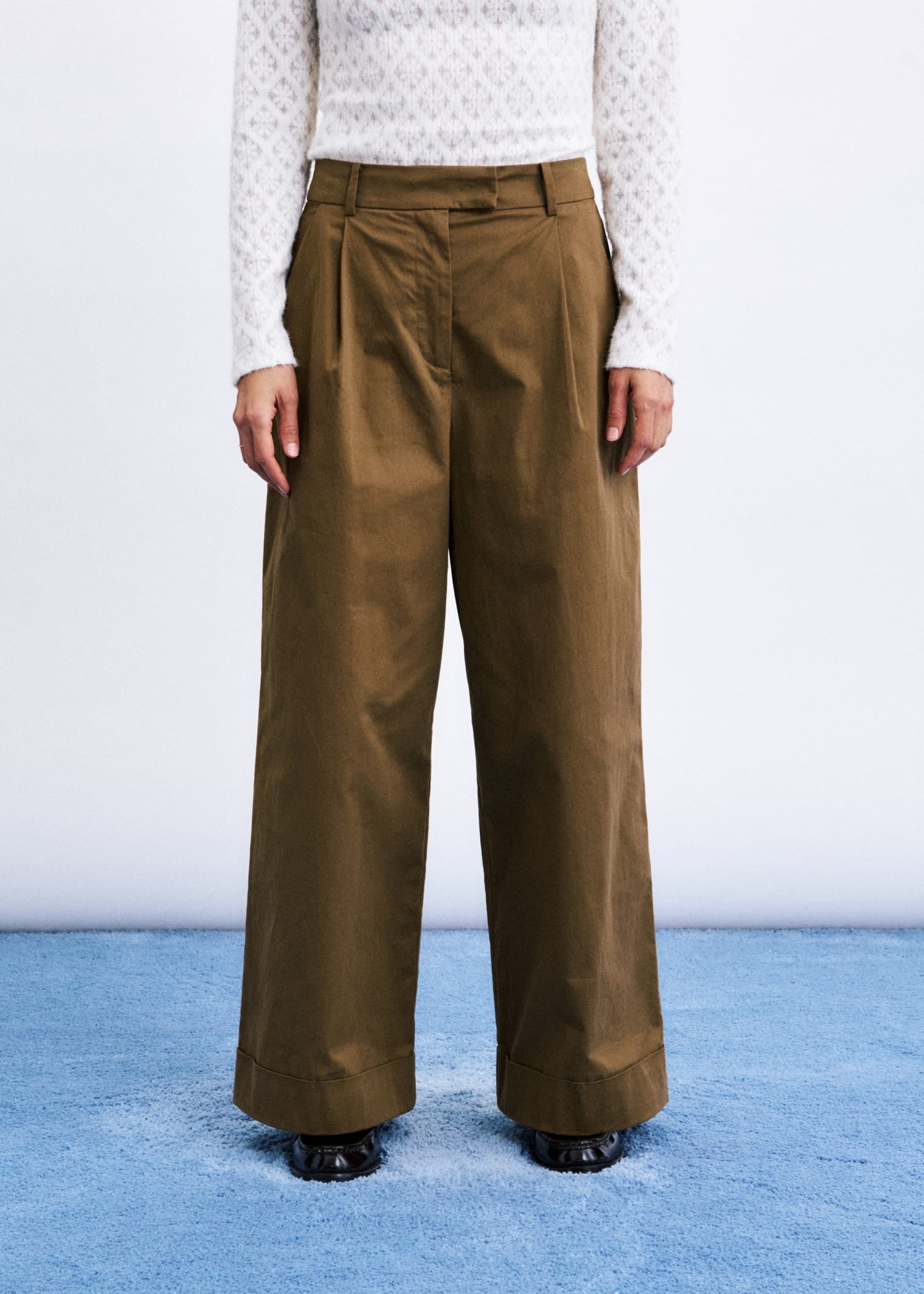 NORFOLK Pantalon large à pinces en coton — FRNCH — Marron glacé — porté, vue de face | Appart 17 Bruxelles