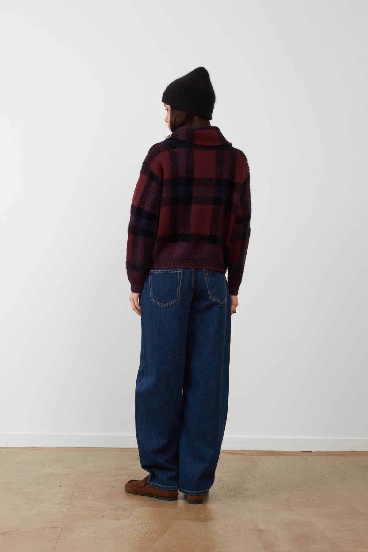 PALOMEE Veste-gilet zippée à carreaux en maille — Orfeo — Navy — porté, de dos 4 | Appart 17 Bruxelles