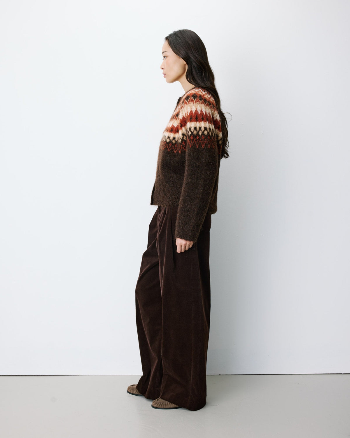Alekio Cardigan jacquard nordique — Grace & Mila — Chocolat — porté, de profil 5 | Appart 17 Bruxelles