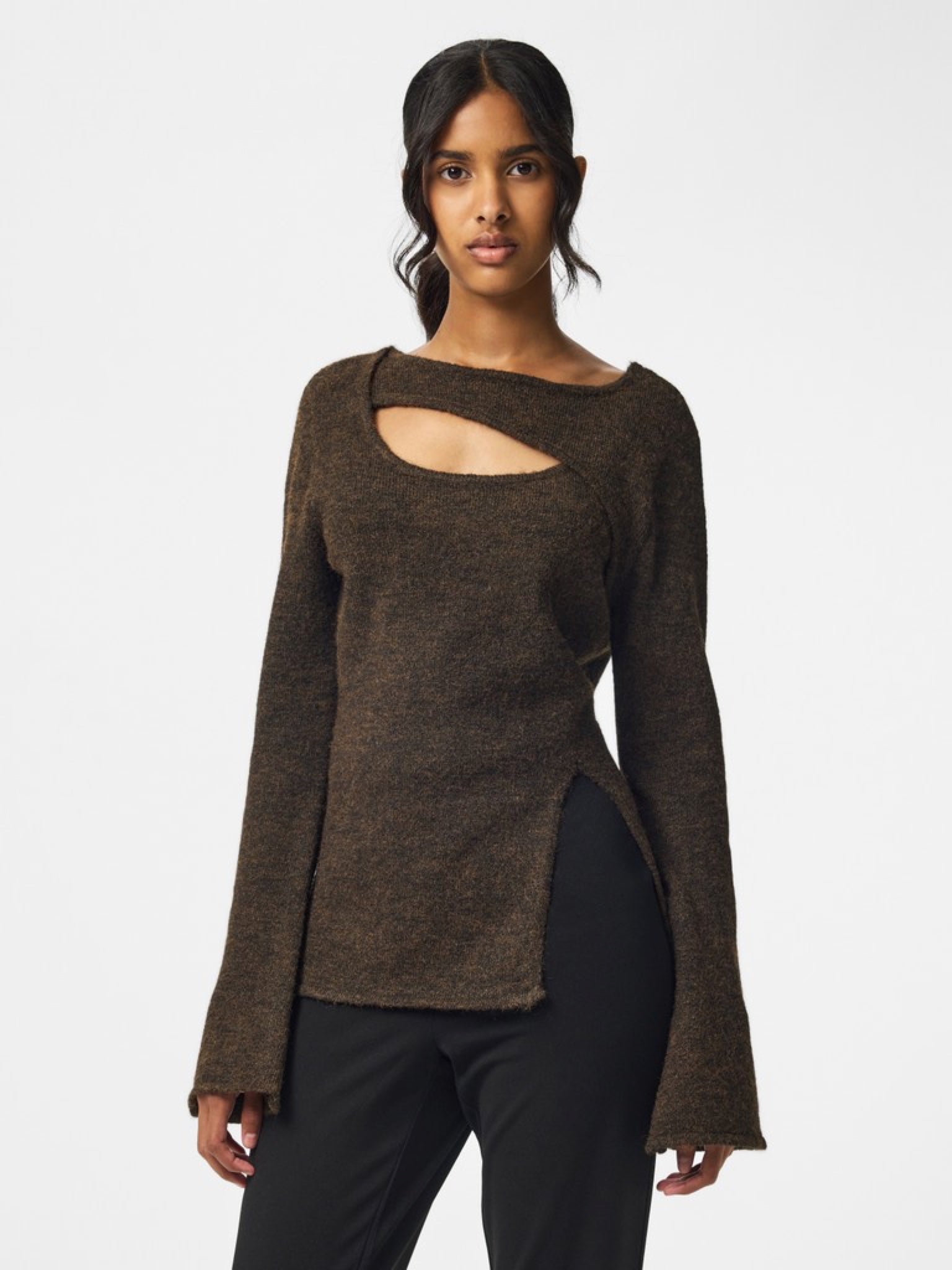 PCVALLIE Pull slim col rond à découpe et fente — Pieces — Hot Fudge — porté, vue de face | Appart 17 Bruxelles