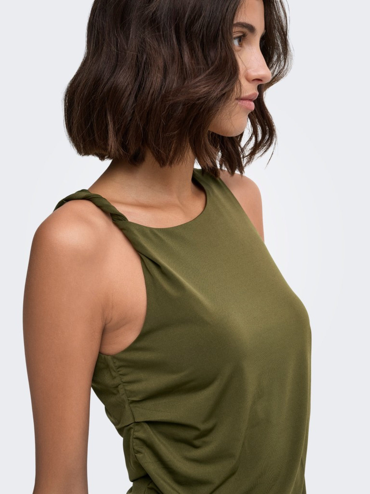 JDYMISTY Top sans manches drapé à encolure asymétrique — JDY — Dark Olive — détail de la torsade 5 | Appart 17 Bruxelles