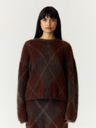 YASARGY Pull col montant en mohair à motif jacquard — YAS — Coffee Bean — porté | Appart 17 Bruxelles