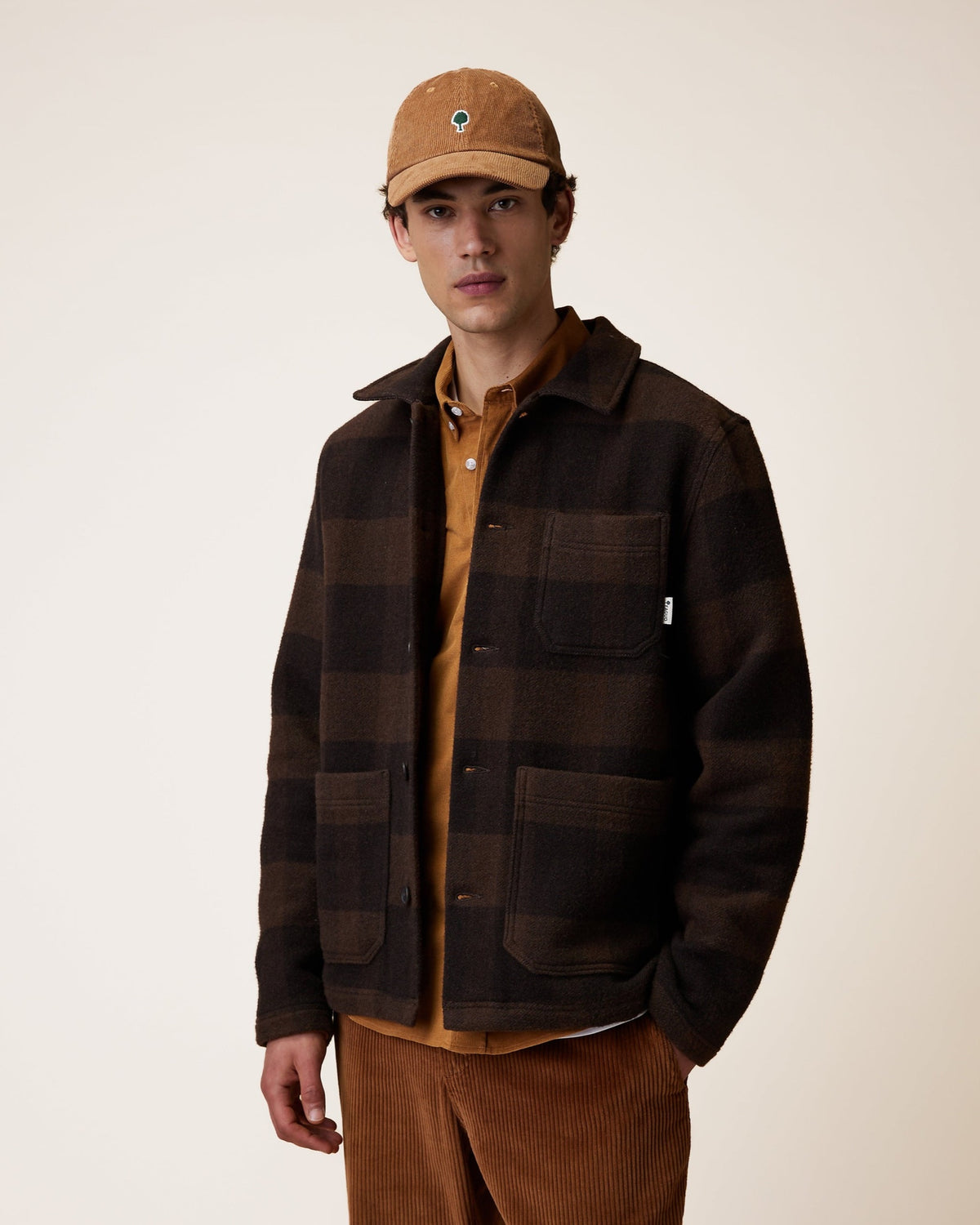 LORGE Veste workwear en lainage italien, poches plaquées — FAGUO — Marron & taupe à carreaux — porté | Appart 17 Bruxelles