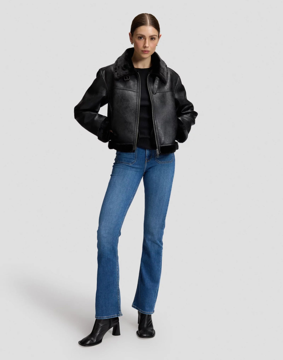 AVIATOR Blouson aviateur court femme effet cuir, col en peluche à boucle — Lee — Black — porté en pied, ouvert 5 | Appart 17 Bruxelles