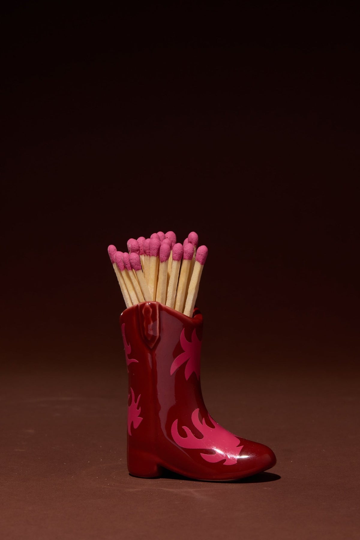 Paddywax Nashville Botte de cowboy en céramique porte-allumettes + 25 allumettes — Paddywax — Rouge & rose — en situation 2 | Appart 17 Bruxelles