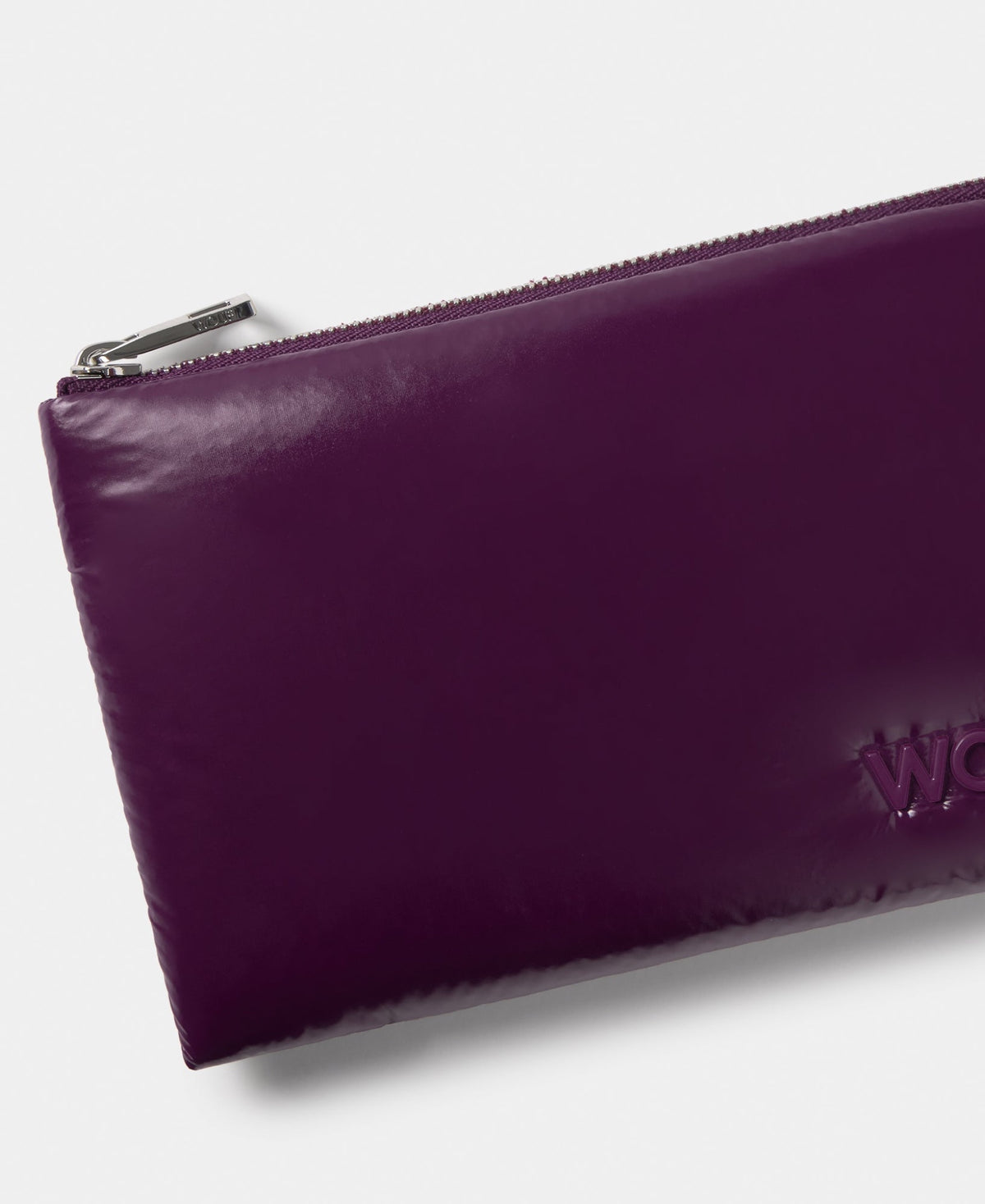 PLUM Pochette zippée vernie en polyester recyclé — Wouf — Plum — détail 2 | Appart 17 Bruxelles